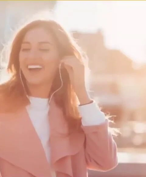 Une professionnelle souriante.